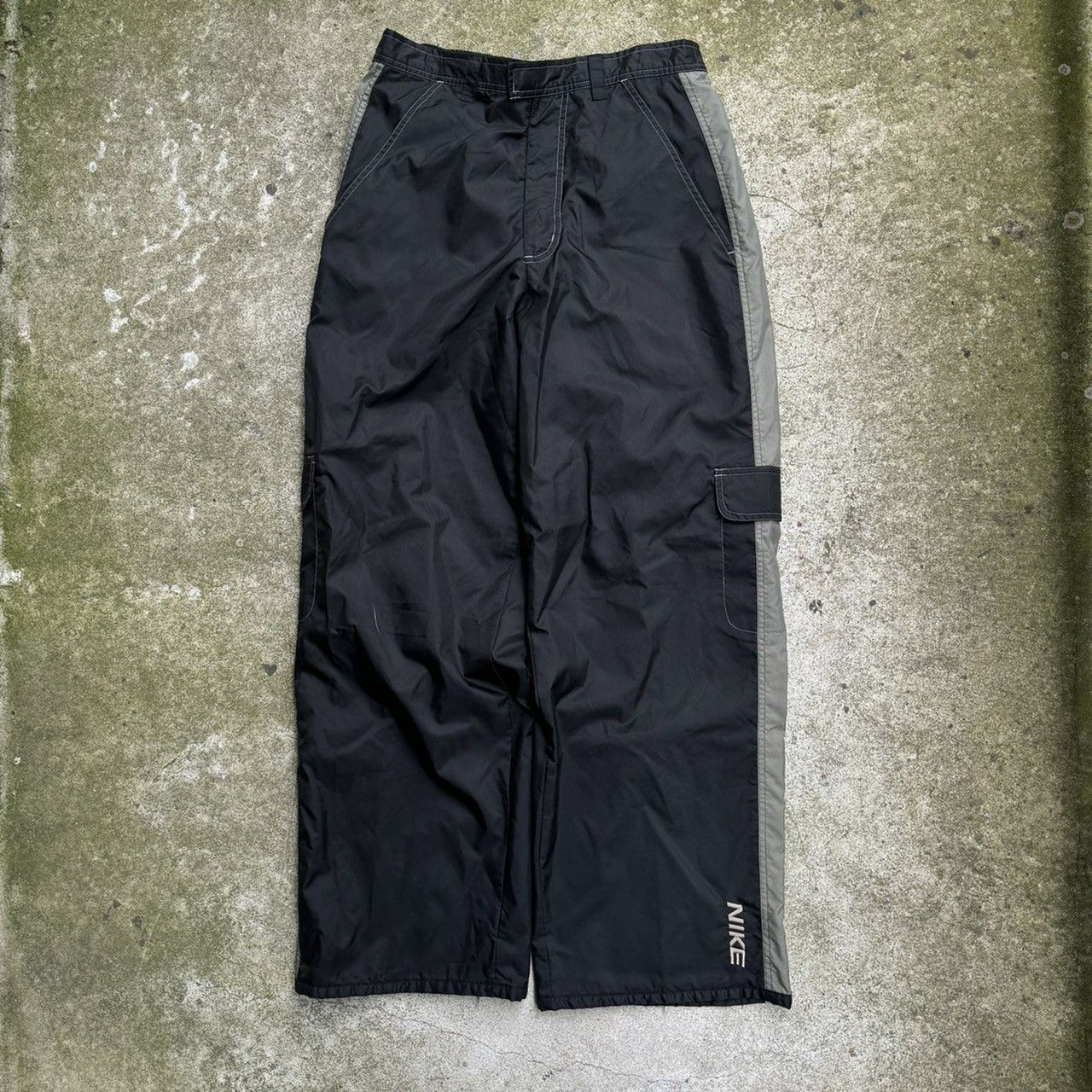 Pantalones deportivos cargo Nike holgados de nailon con pernera ancha de la década de 2000