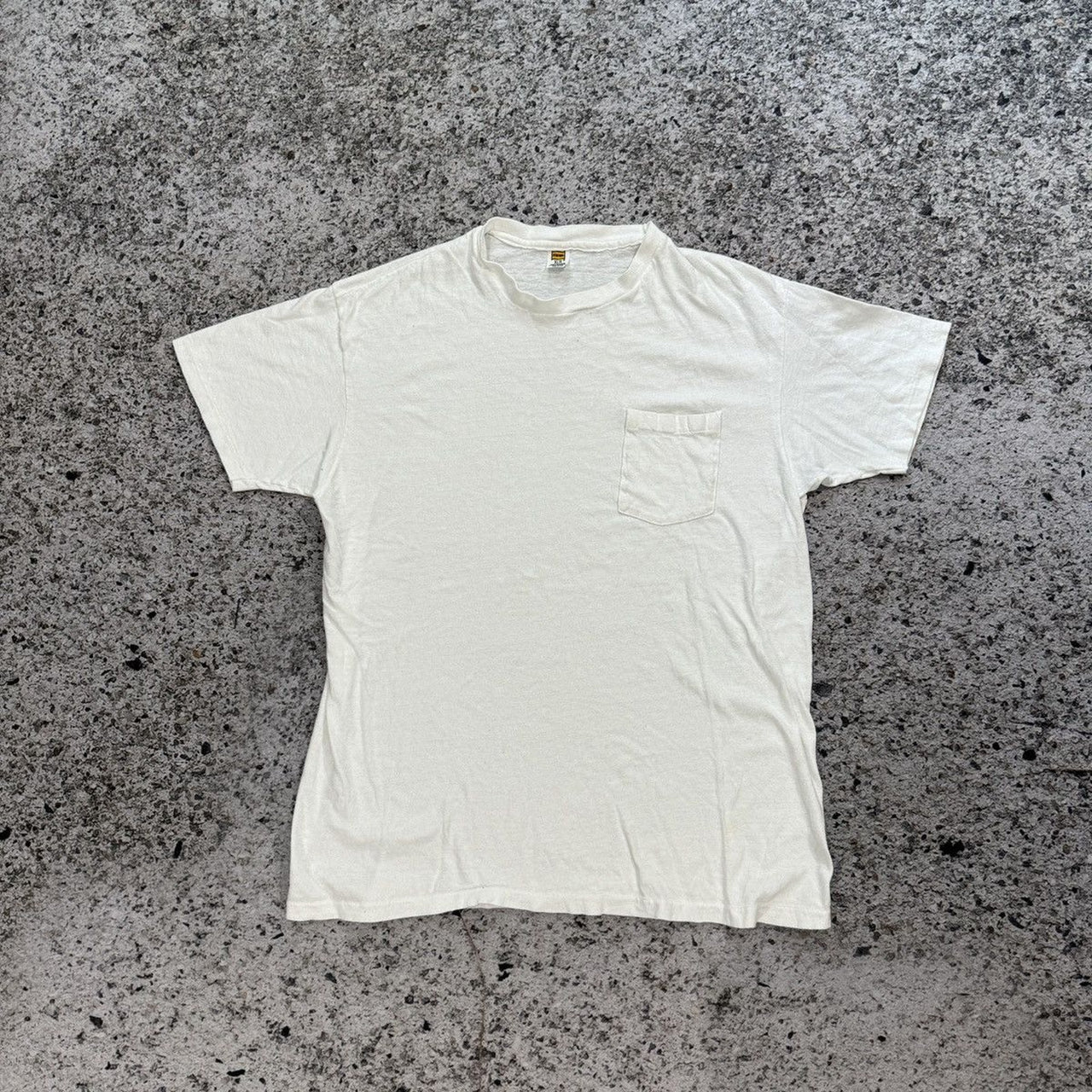 Camiseta de bolsillo con puntada única y fina de papel descolorido de los años 70