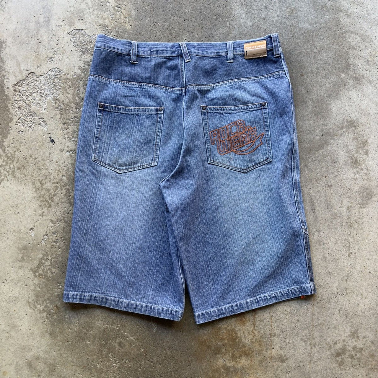 PANTALONES CORTOS VAQUEROS DE VAQUERO CON BORDADOS Y HONDUESOS DE ROCAWEAR DE LA DÉCADA DE 2000