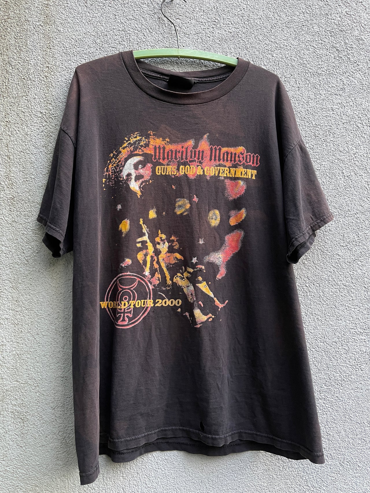 CAMISETA DE MARILYN MANSON DESPEDIDA DE LOS AÑOS 2000 CON ARMAS, DIOSES Y GOBIERNO