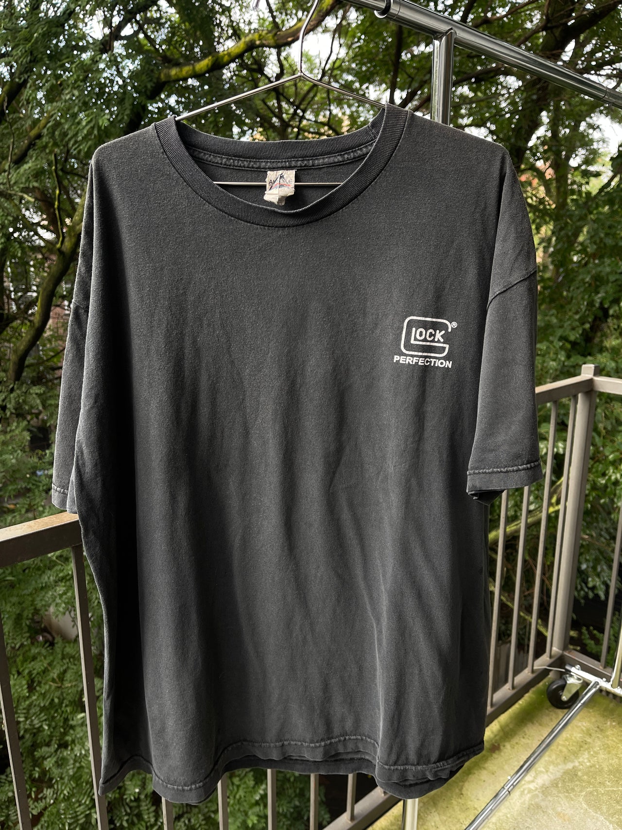2000年代風のグロックパーフェクションガンブループリントTシャツ