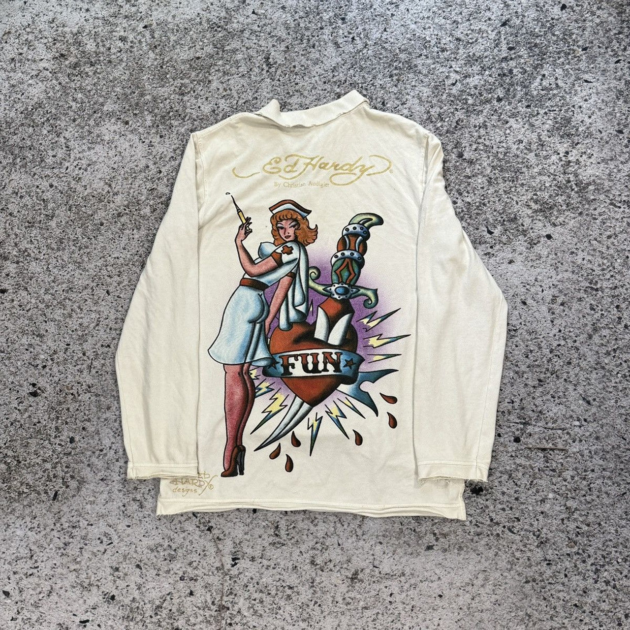 Camiseta de enfermera de manga larga desgastada y desgastada de Ed Hardy de los años 2000