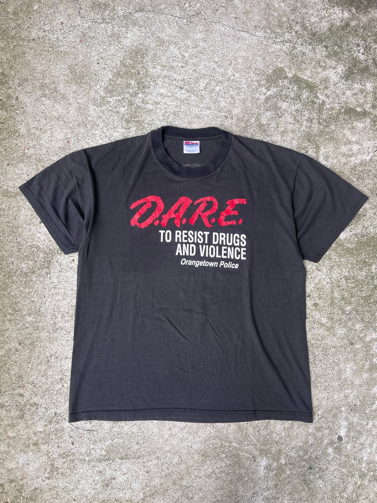1990年代の色褪せた「DARE RESIST DRUGS & VIOLENCE」Tシャツ