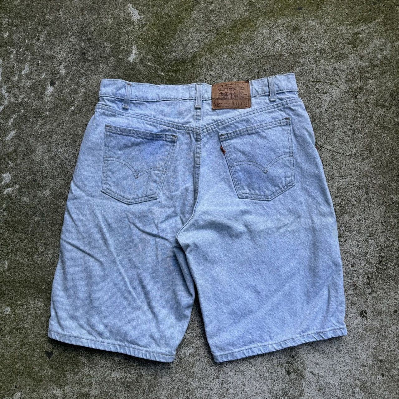 Pantalones cortos vaqueros Levi's 550 con lavado claro y lengüeta naranja de la década de 1990