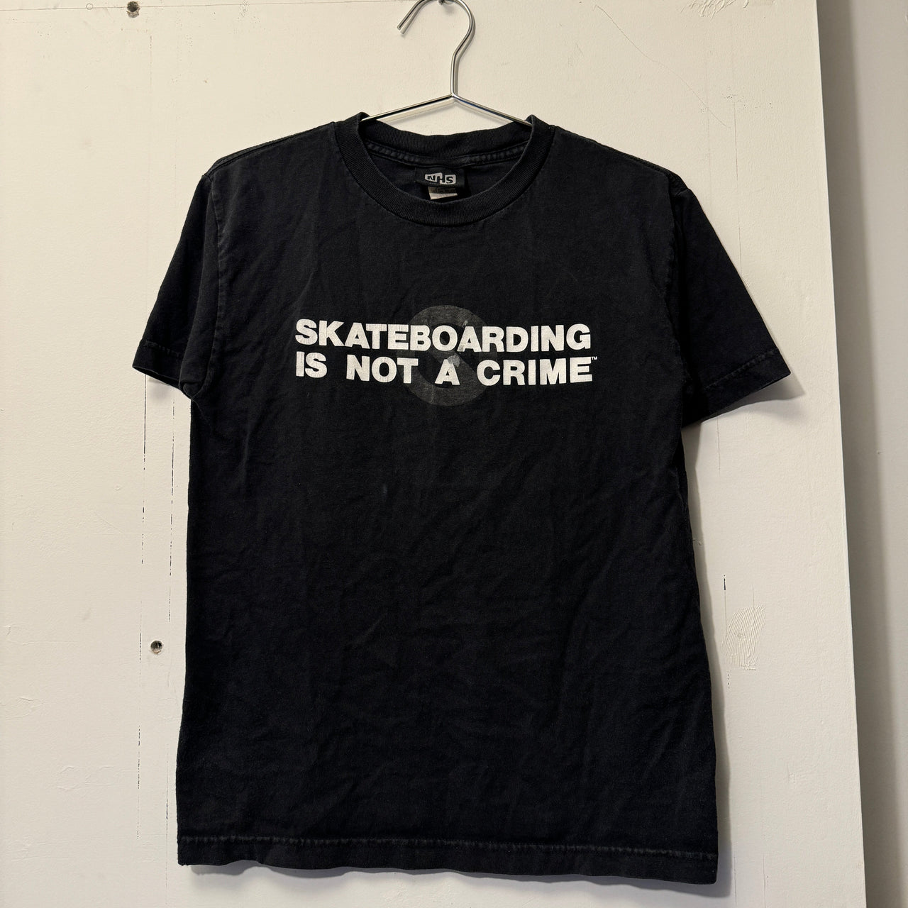 CAMISETA DEL SNS DE SANTA CRUZ DE LOS AÑOS 2000 QUE INDICA EL SKATEBOARDING NO ES UN DELITO