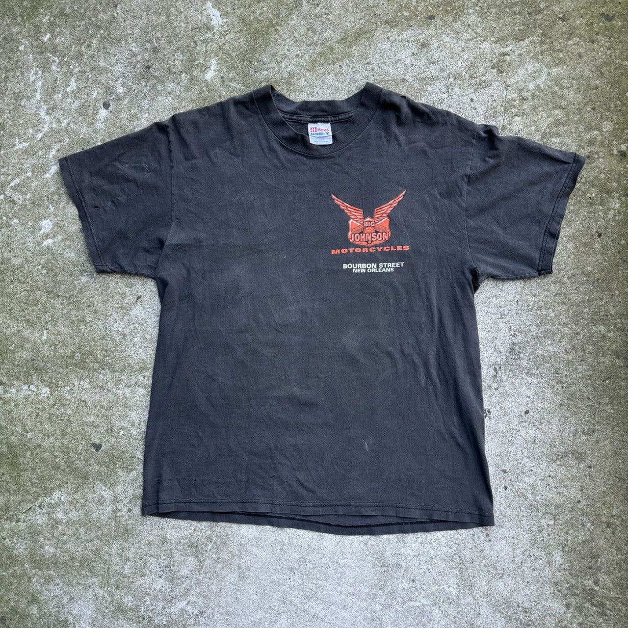 Camiseta de motociclista descolorida de los años 2000 con la frase "La perra se cayó"