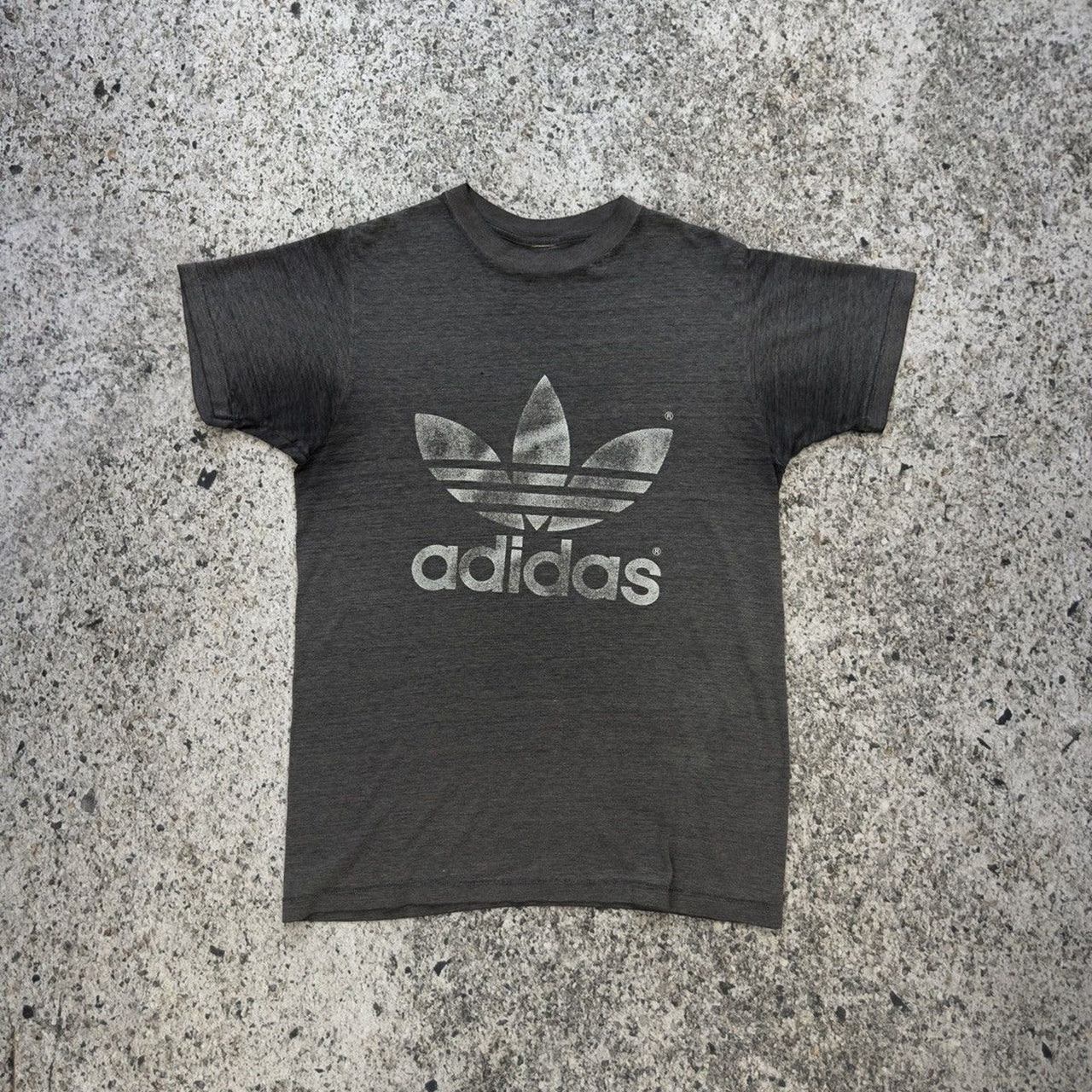 1980年代のアディダス スラッシュド フェードロゴTシャツ