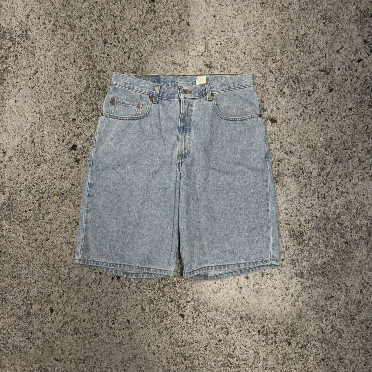 Pantalones cortos vaqueros holgados Levi's 560 de lavado claro de la década de 1990