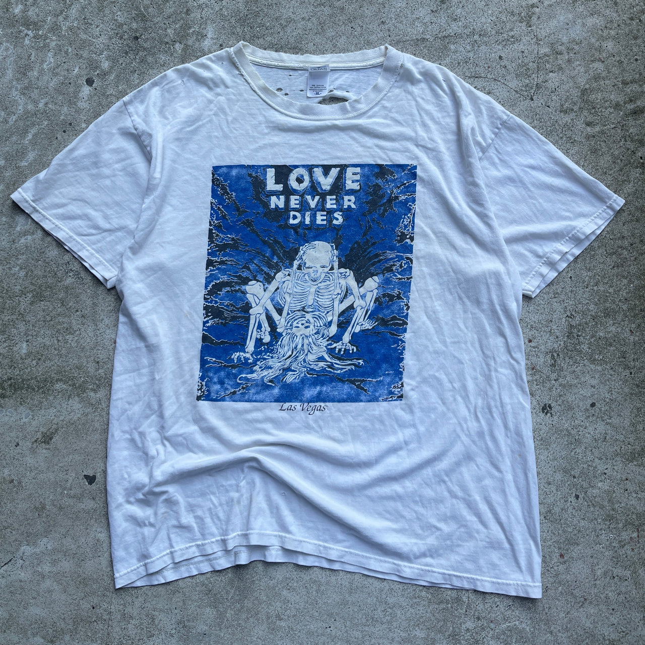 CAMISETA SEXUAL ESQUELETO DE "THRASHEED LOVE NEVER DIES" DE LOS AÑOS 2000