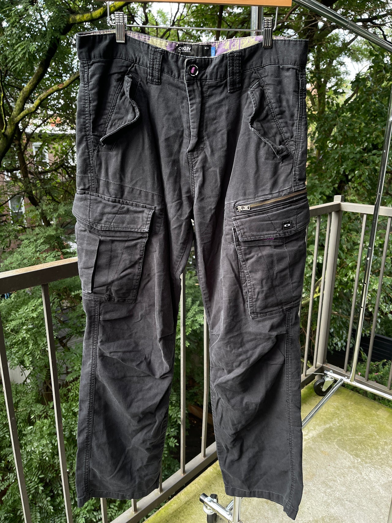 Pantalones cargo multibolsillos Oakley de los años 2000