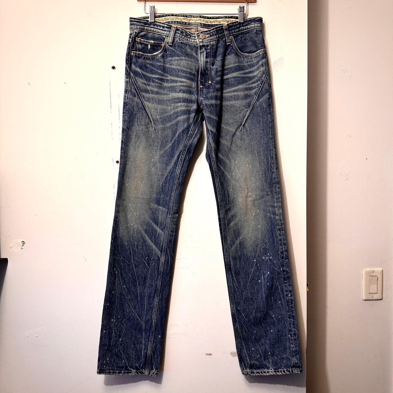 PANTALONES VAQUEROS DE MEZCLILLA CON LAVADO DE BARRO Y DESGASTADO CON PARCHE DE CORAZÓN Y LÁGRIMAS NÚMERO NUEVE ZIPPO