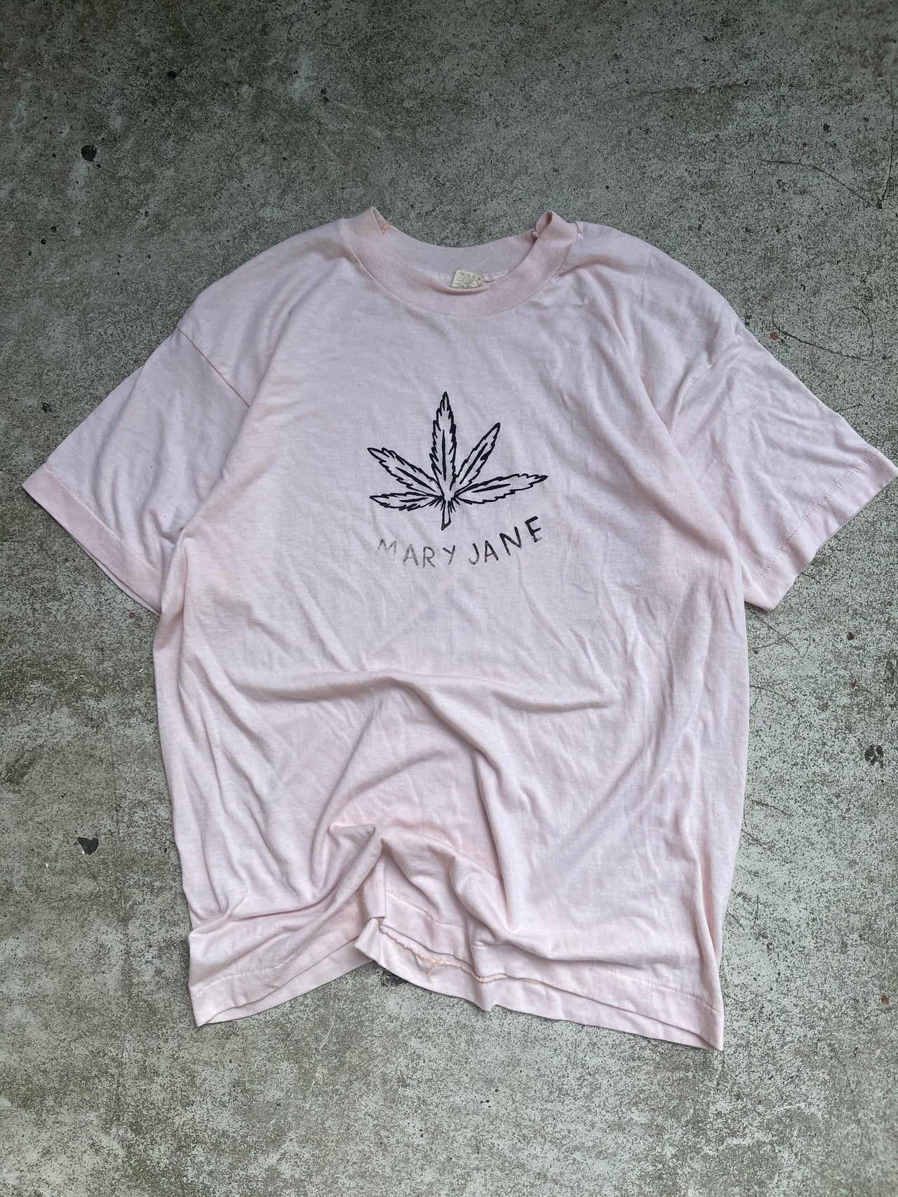 CAMISETA DE HOJA DE MARIHUANA DIBUJADA A MANO DE LA DÉCADA DE 1980