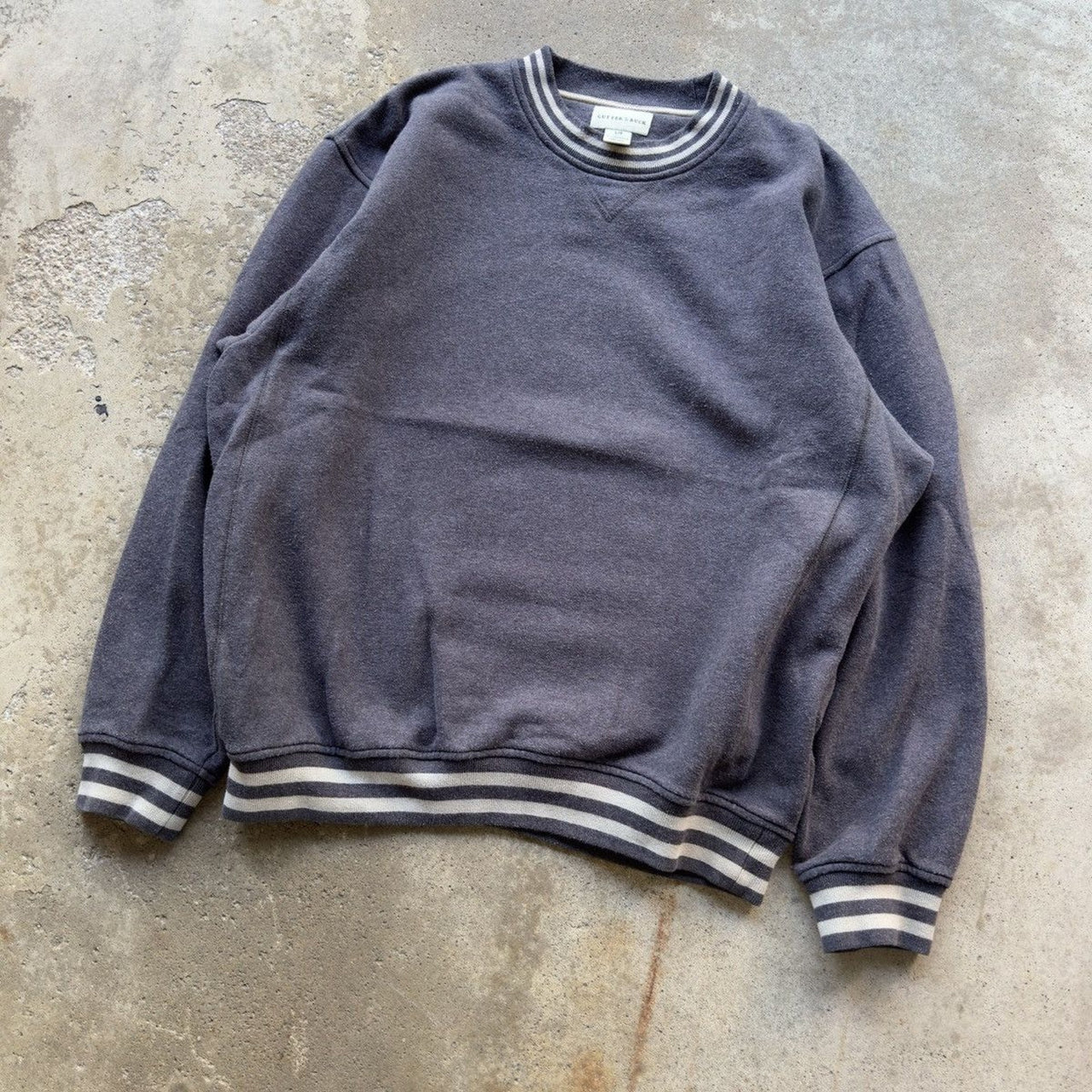 SUDADERA DE CUELLO REDONDO GRIS DESGASTADO DE LOS AÑOS 2000 DE GRAN TAMAÑO