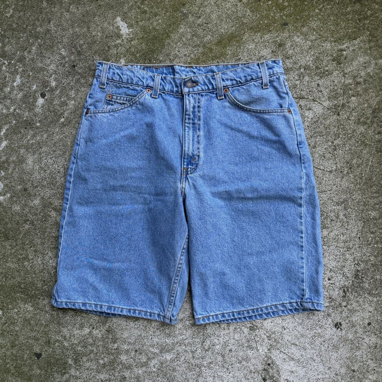 Pantalones cortos vaqueros Levi's 550 con lengüeta naranja de la década de 1990