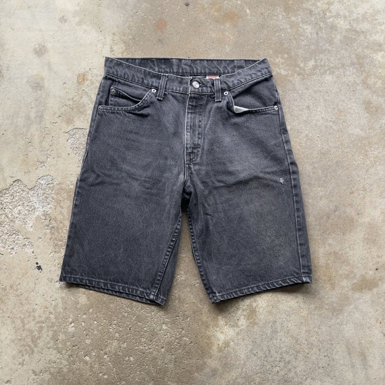PANTALONES CORTOS VAQUEROS DE PATINISTA DE VAQUEROS LEVI'S 550 DE LA DÉCADA DE 1990 CON PESTAÑA NARANJA Y NEGRO DESCUBIERTO
