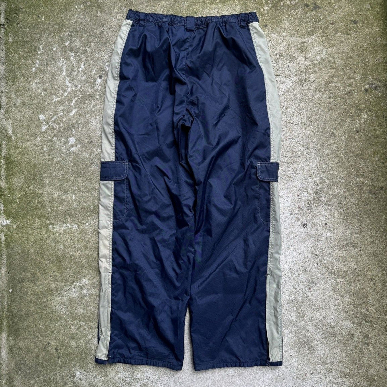Pantalones deportivos cargo de nailon Nike holgados y anchos de la década de 2000