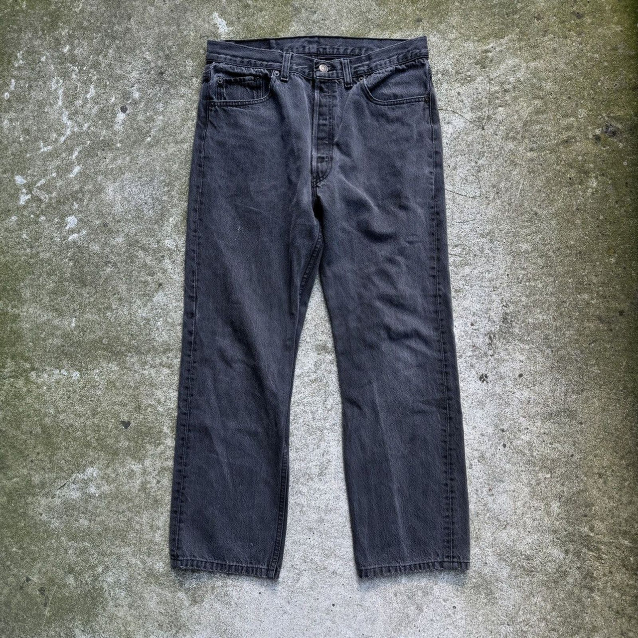 Vaqueros Levi's 501 negros descoloridos de la década de 1990, fabricados en EE. UU.