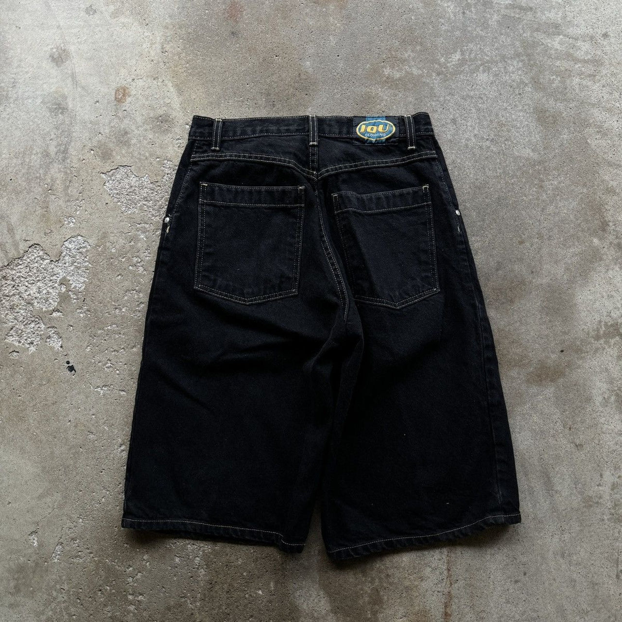 PANTALONES CORTOS VAQUEROS DE PATINISTA DE VAQUEROS NEGROS Y HONDUESTRO DE LOS AÑOS 90/2000