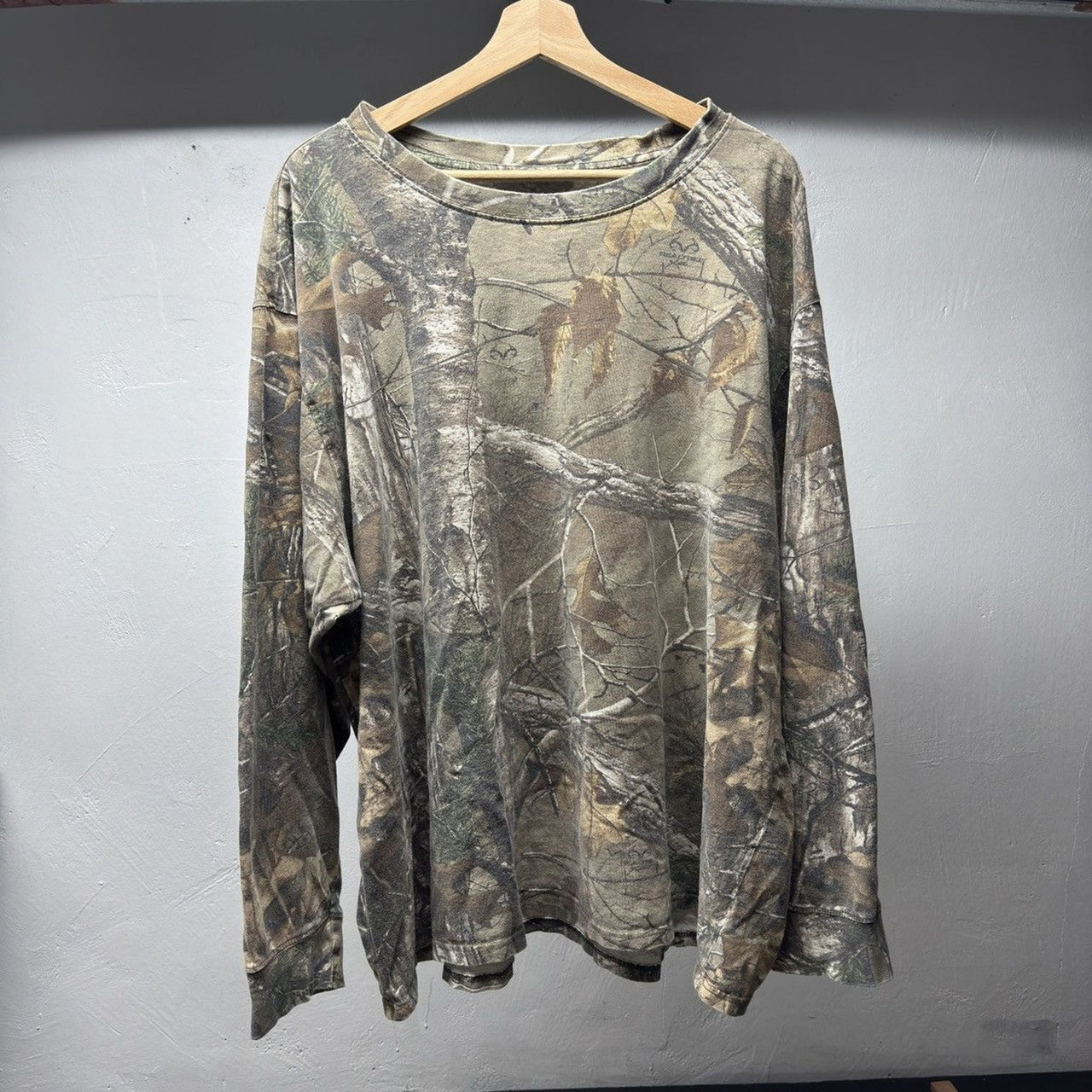 2000s Faded Distressed Realtree Camo Longsleeve Tee