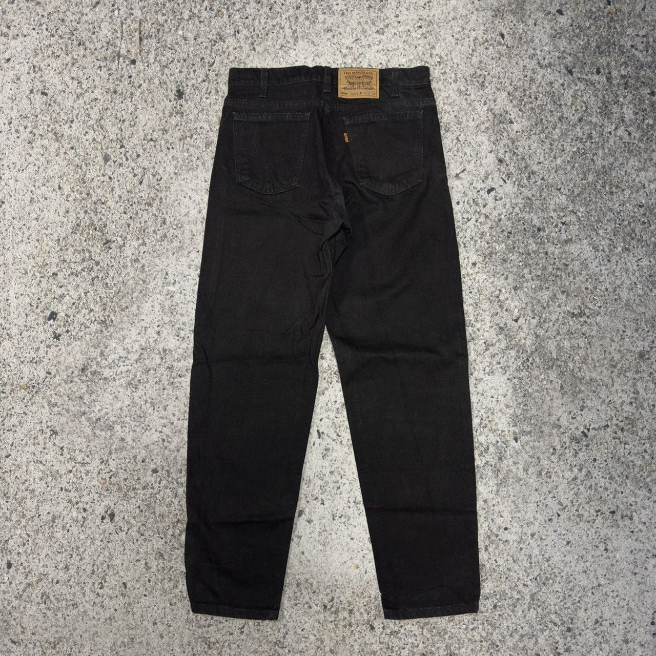 Vaqueros Levi's 550 negros holgados y cónicos de la década de 1990, fabricados en EE. UU.