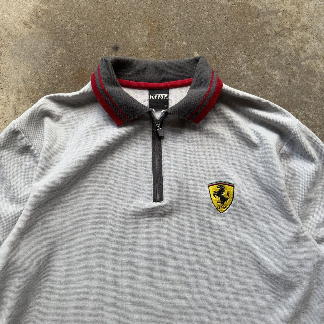 Polo con cremallera y logotipo de Ferrari de los años 2000