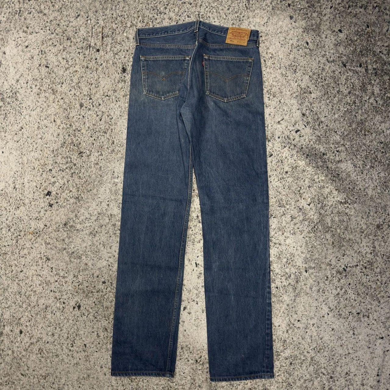 Vaqueros Levi's 501xx deslavados oscuros de la década de 1990