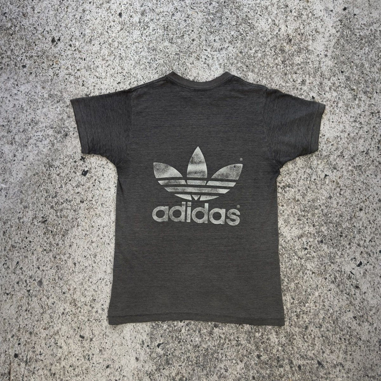 1980年代のアディダス スラッシュド フェードロゴTシャツ