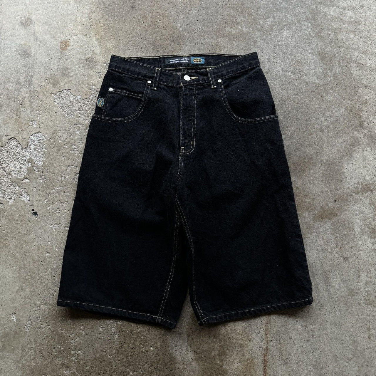 PANTALONES CORTOS VAQUEROS DE PATINISTA DE VAQUEROS NEGROS Y HONDUESTRO DE LOS AÑOS 90/2000