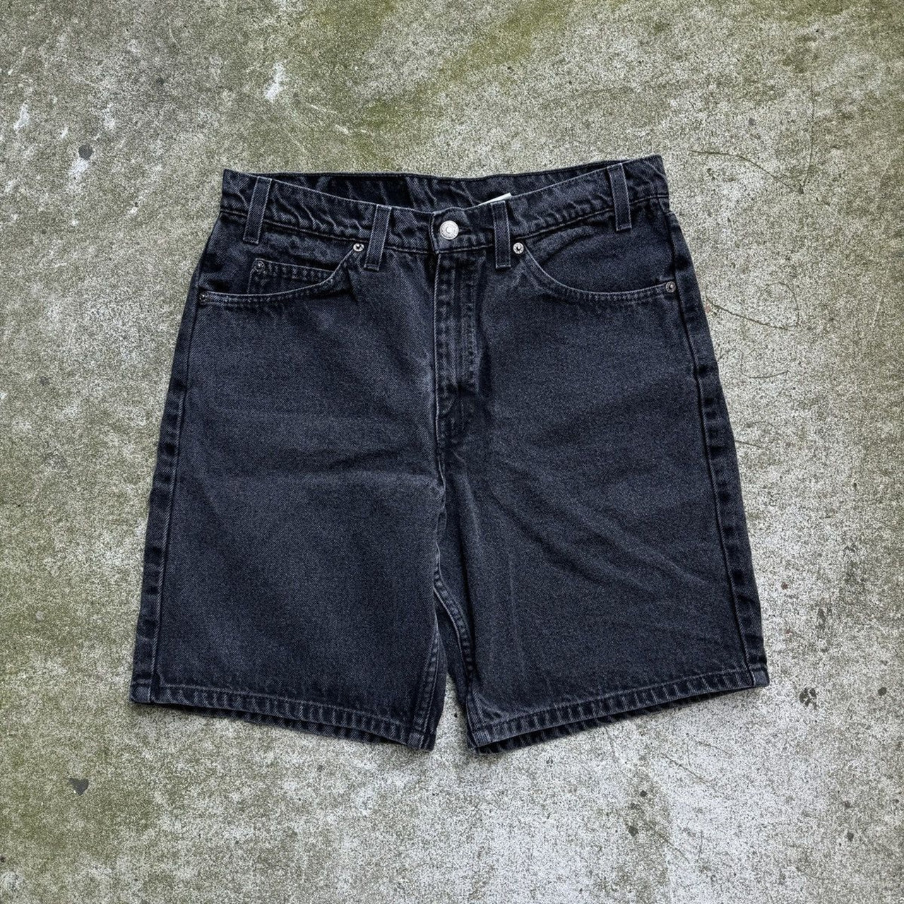 Pantalones cortos vaqueros negros Levi's 550 con pestaña naranja de los años 90