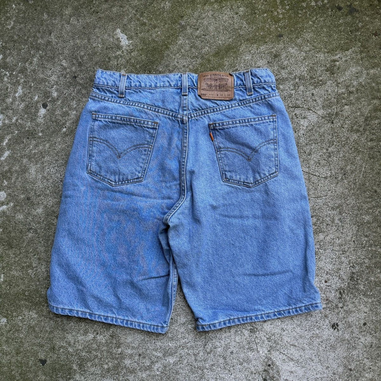 Pantalones cortos vaqueros Levi's 550 con lengüeta naranja de la década de 1990