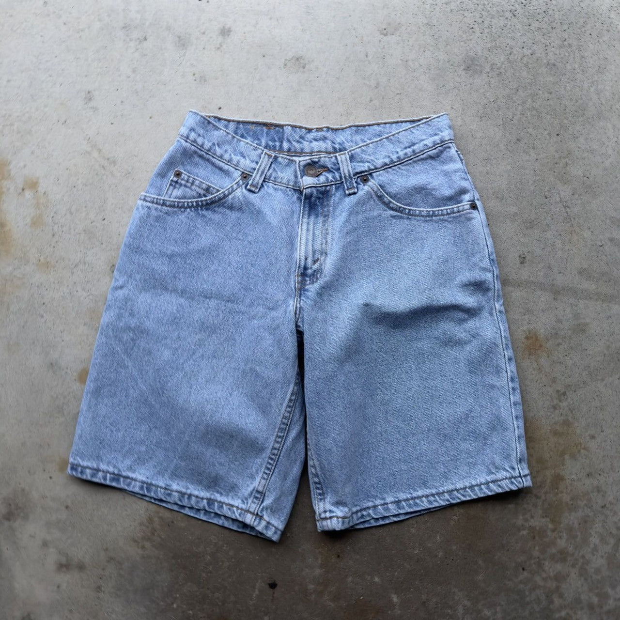 Pantalones cortos vaqueros Levi's 562 de lavado claro de la década de 1990