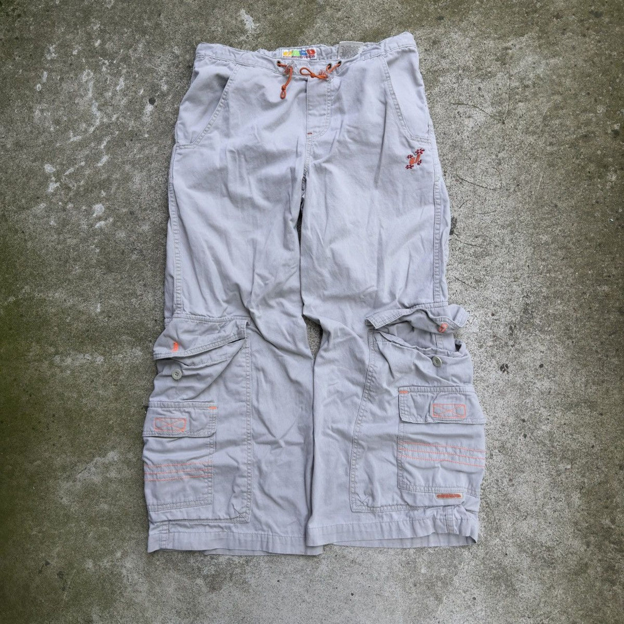Pantalones holgados acampanados color caqui de la división de calle JNCO de los años 90