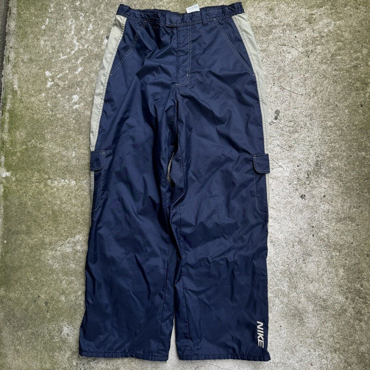 Pantalones deportivos cargo de nailon Nike holgados y anchos de la década de 2000