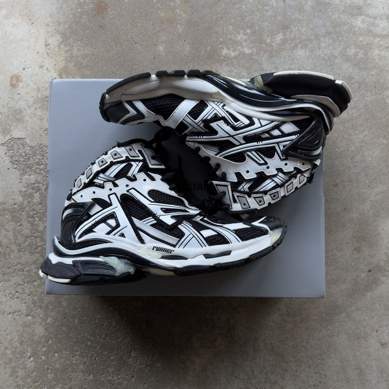 バレンシアガ ランナー ハイトップ スニーカー ホワイト ブラック