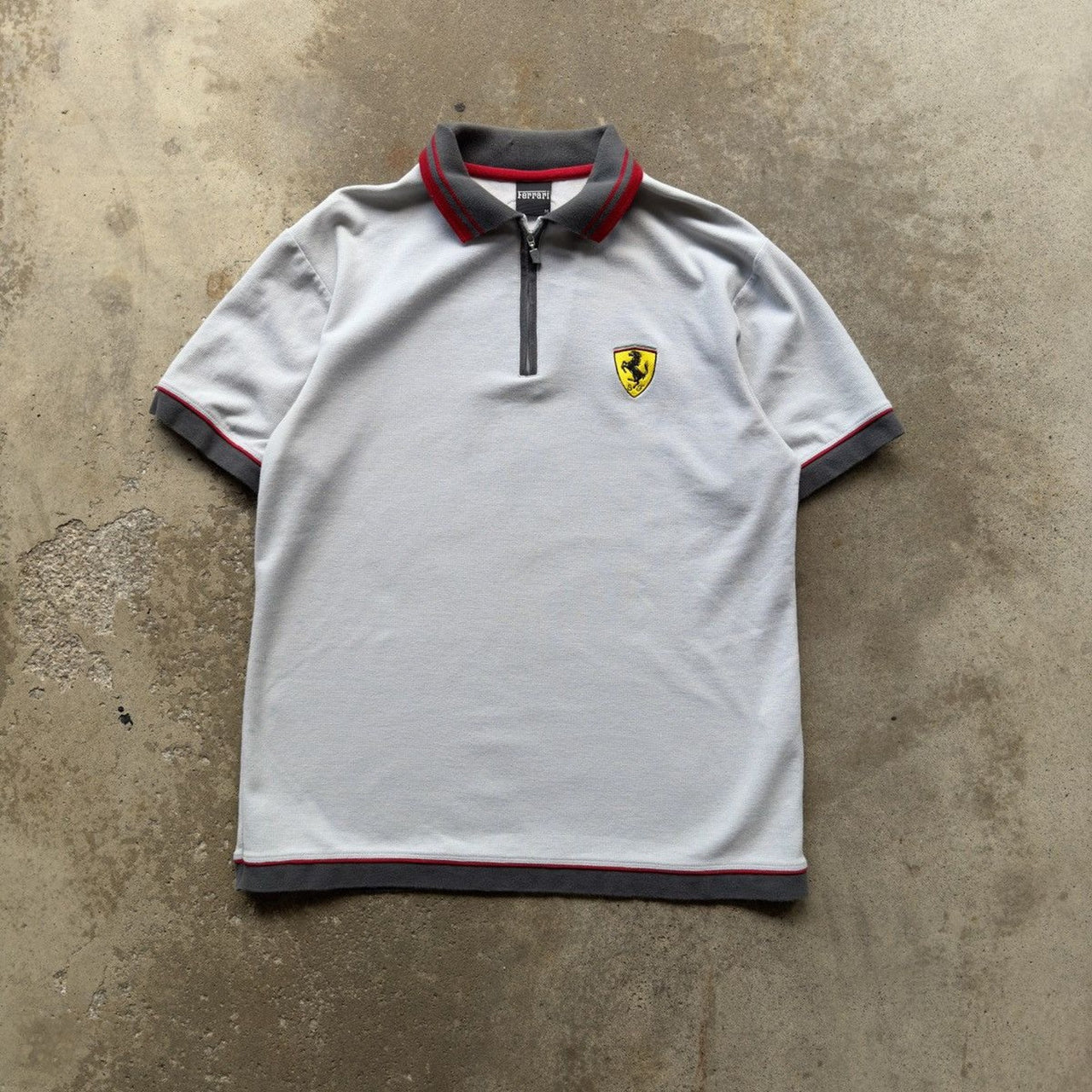 Polo con cremallera y logotipo de Ferrari de los años 2000