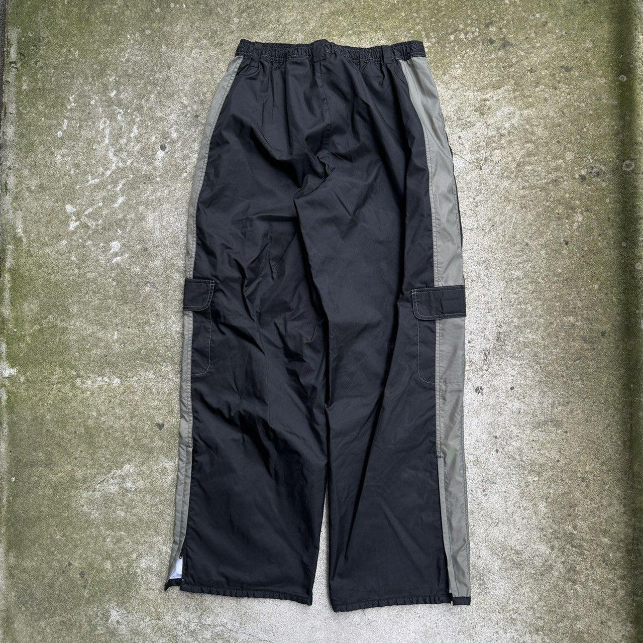 Pantalones deportivos cargo Nike holgados de nailon con pernera ancha de la década de 2000