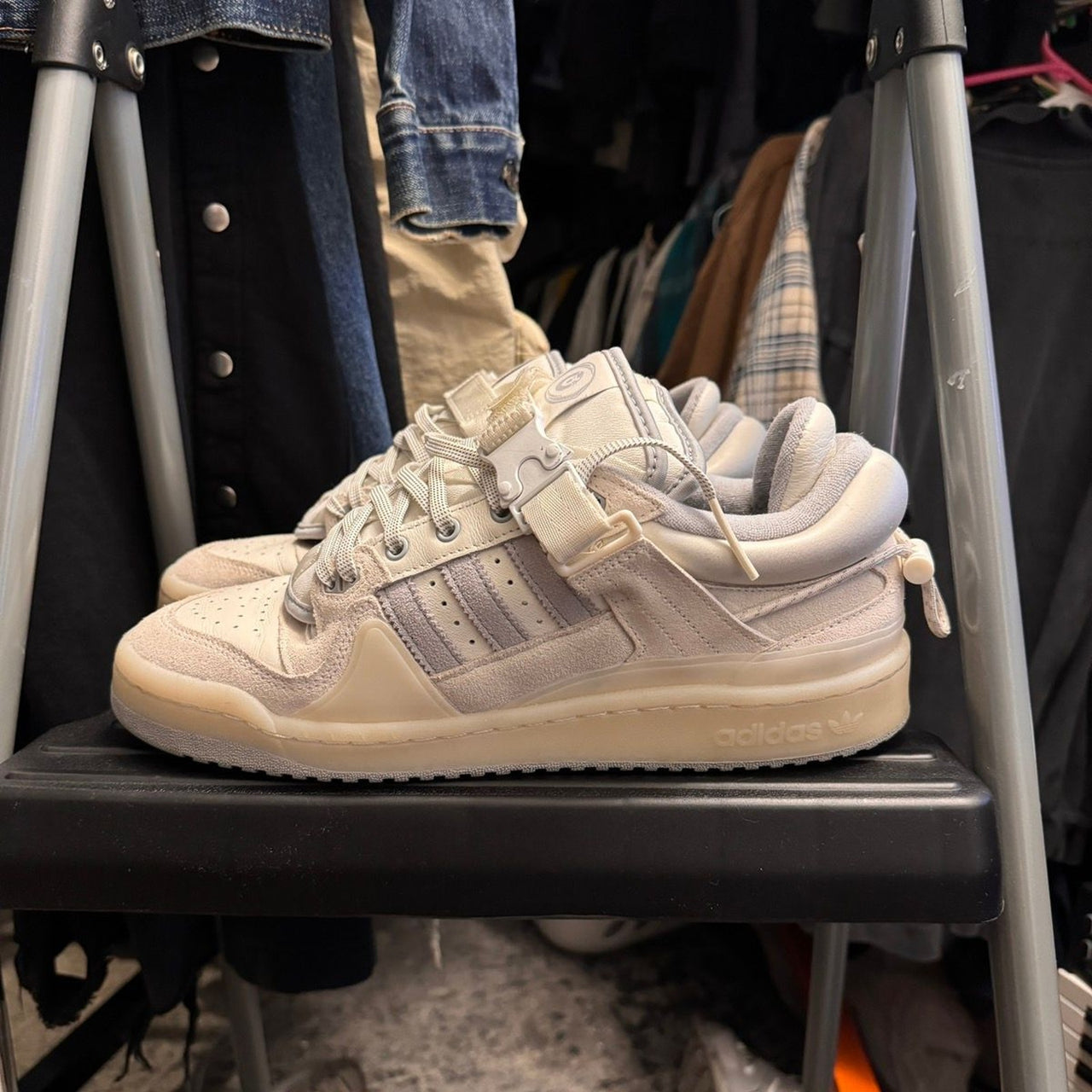 ZAPATOS BAD BUNNY ADIDAS FORUM BUCKLE LOW BLANCOS