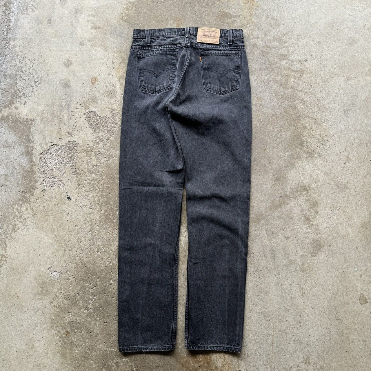Vaqueros Levi's 505 con lengüeta naranja y negro descolorido de los años 90
