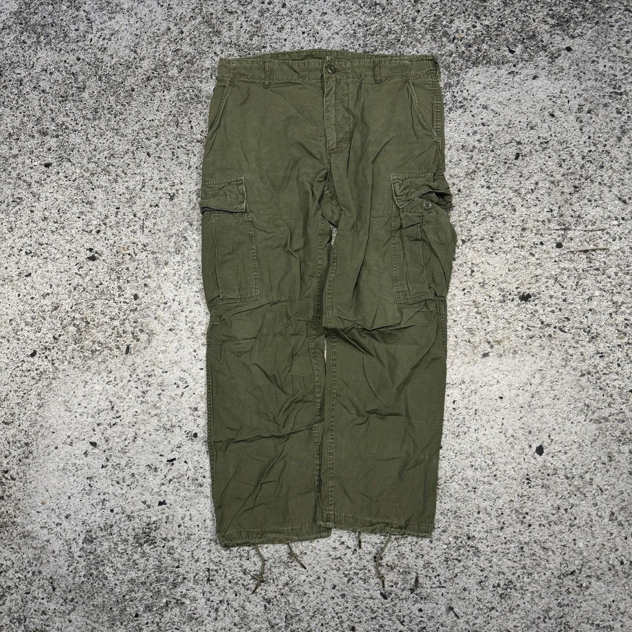 Pantalones cargo de fatiga utilitaria de color verde militar de EE. UU. descoloridos de la década de 1980