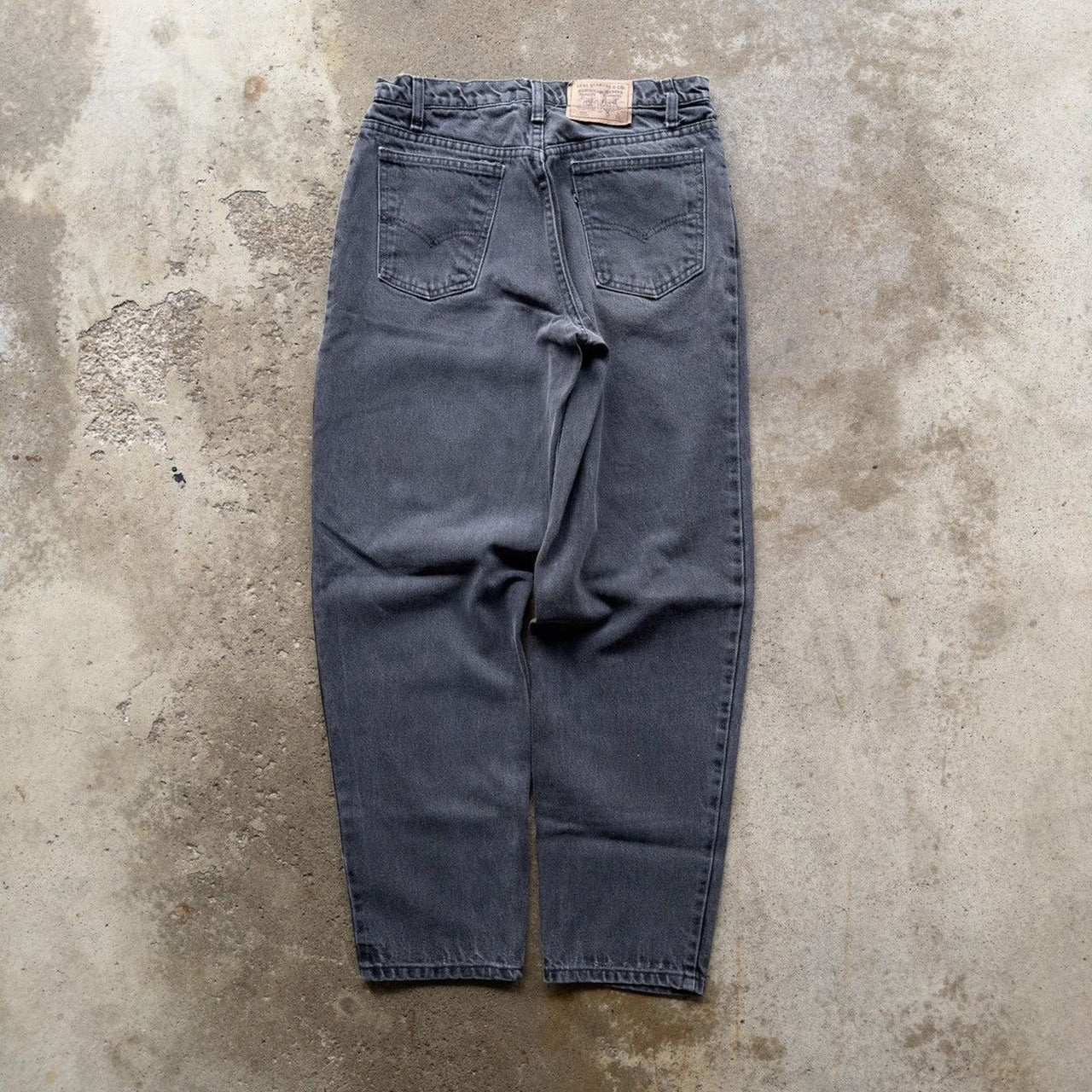 Vaqueros negros Levi's 550 descoloridos de la década de 1990