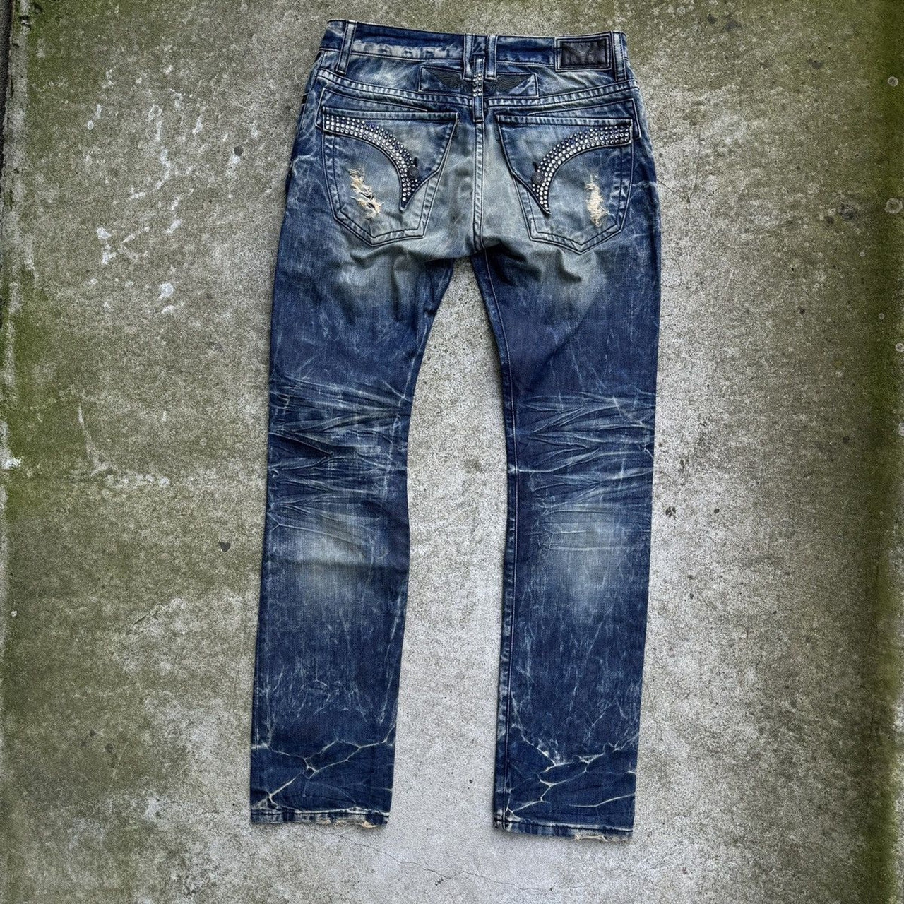 ROBIN'S JEANS JEANS DE DENIM LAVADO DESGASTADO CON SOLAPA Y TACHUELAS