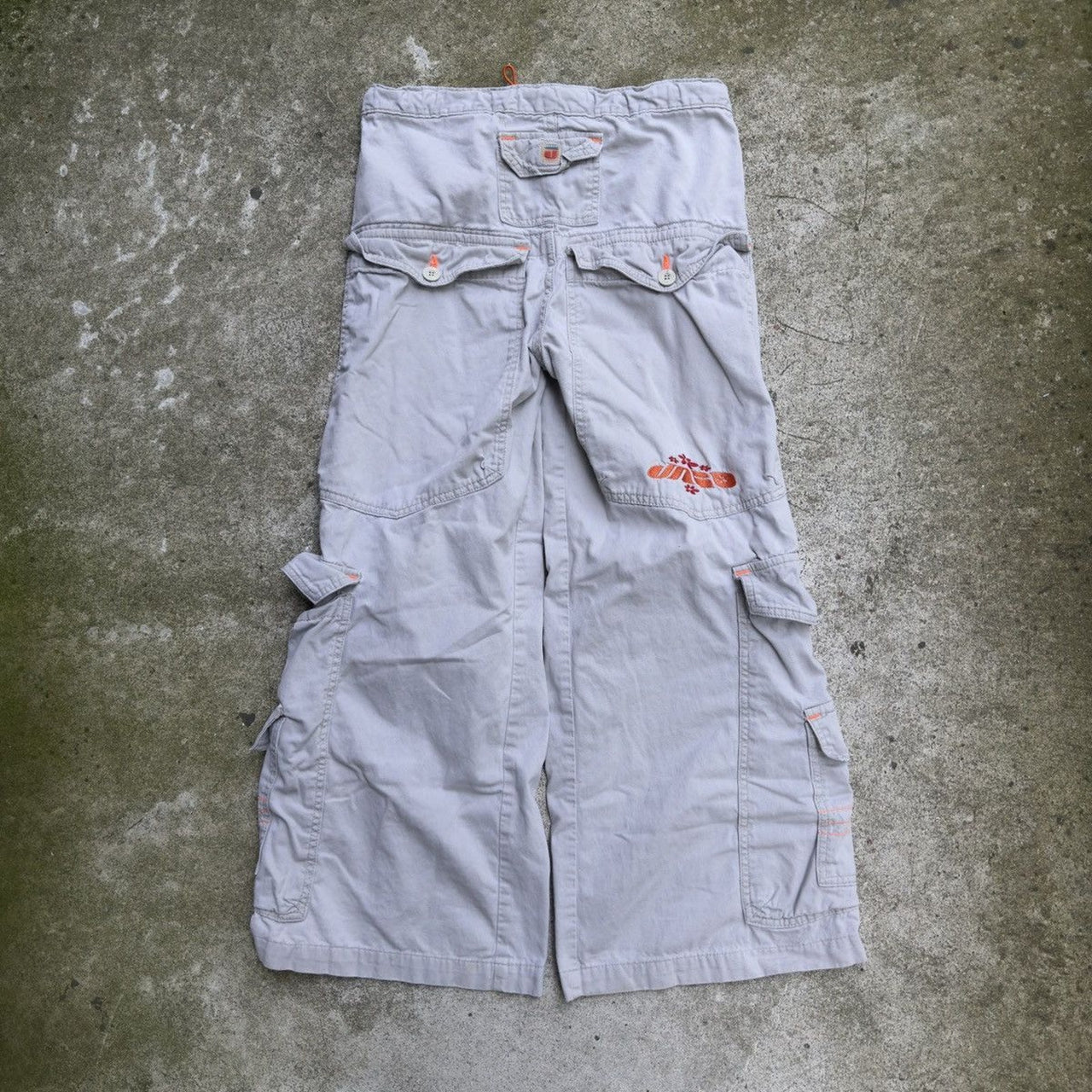 Pantalones holgados acampanados color caqui de la división de calle JNCO de los años 90