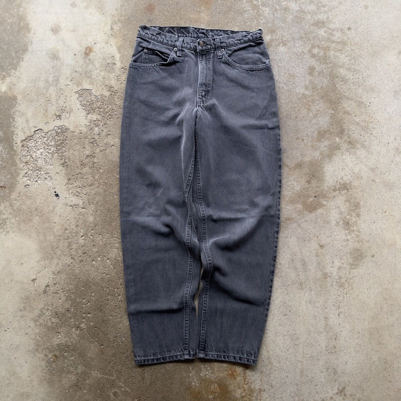 Vaqueros negros Levi's 550 descoloridos de la década de 1990