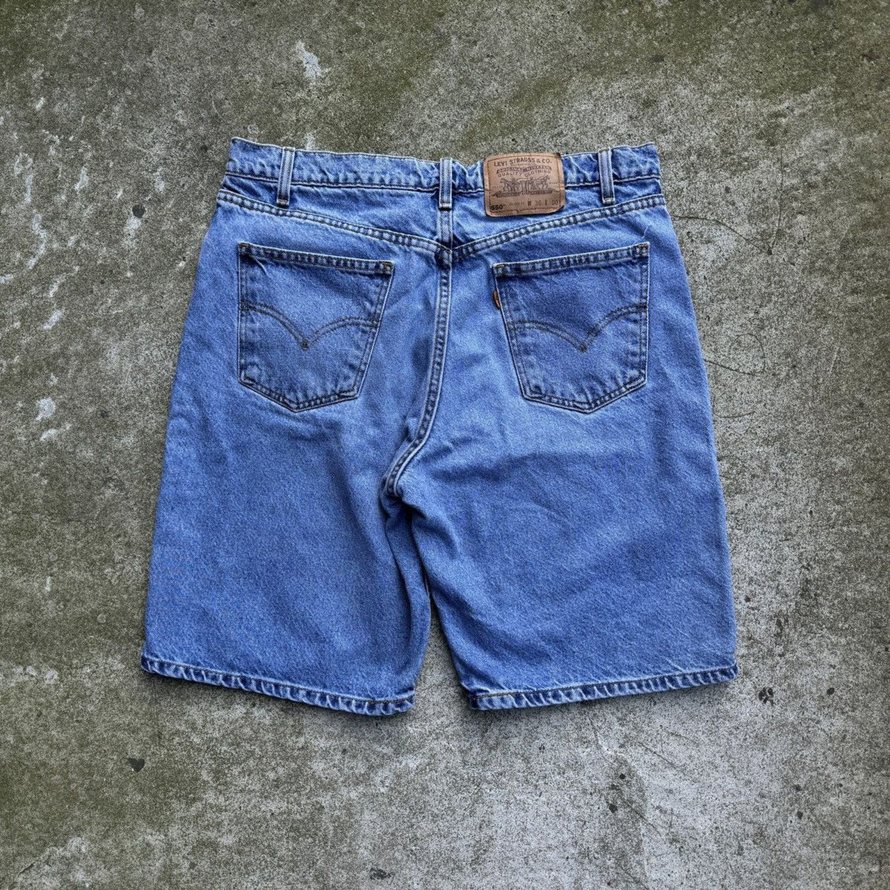 Pantalones cortos vaqueros Levi's 550 con lengüeta naranja de la década de 1990