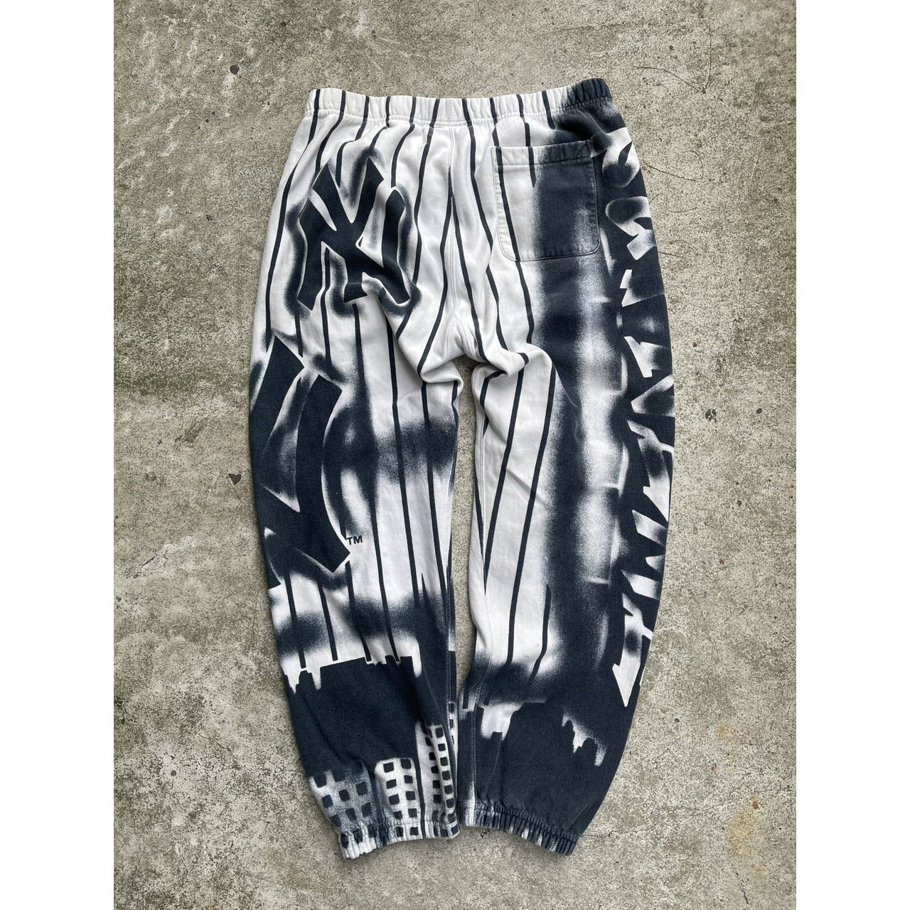 SUPREME NEW YORK YANKEES AIRBRUSH SWEATPANTS WHITE LARGE