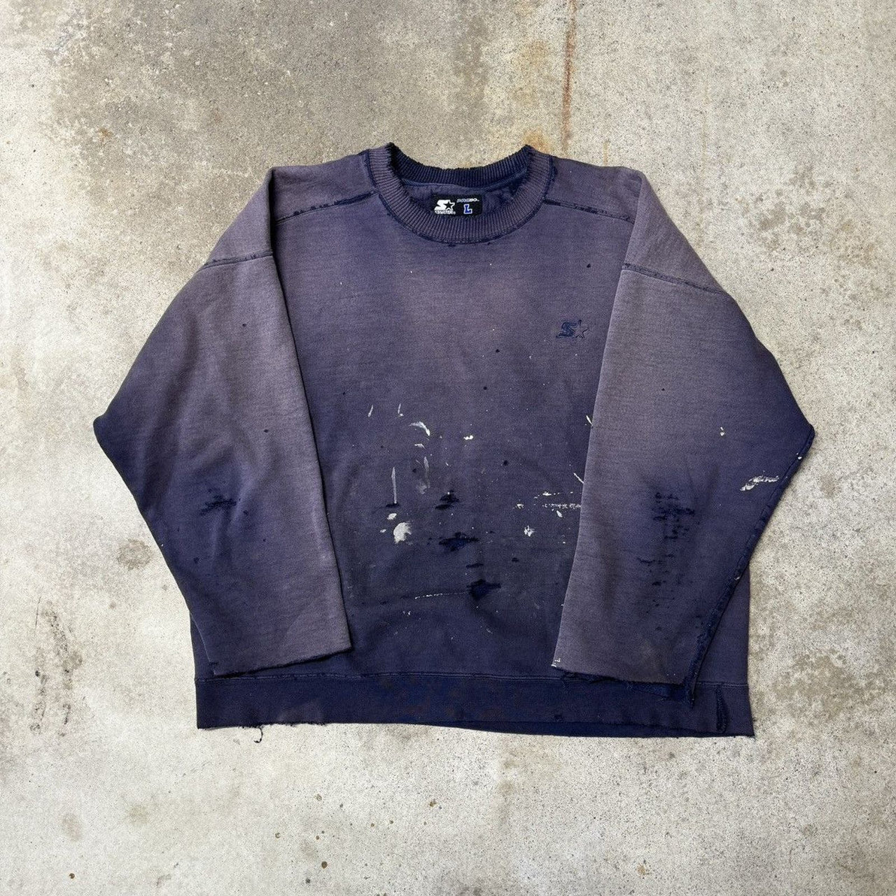 SUDADERA DE CUELLO REDONDO CON PINTURA DESGASTADA Y PERFECTAMENTE DESGASTADA DE LOS AÑOS 2000
