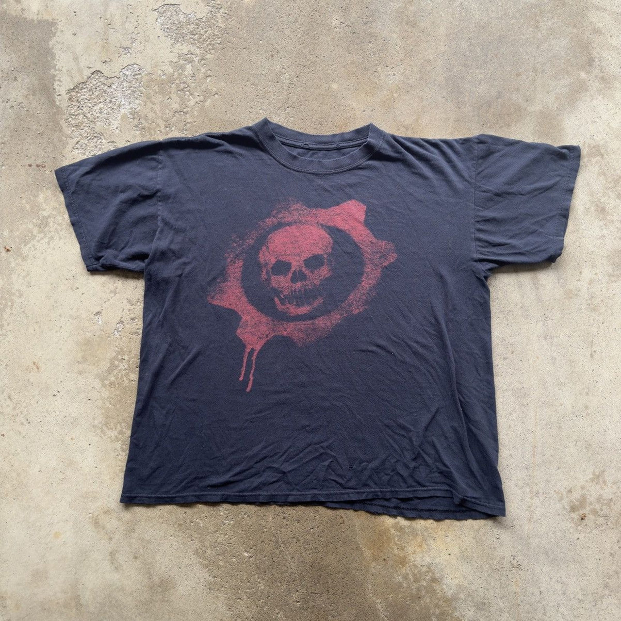 CAMISETA PROMOCIONAL DEL VIDEOJUEGO GEARS OF WAR 2 DE LOS AÑOS 2000