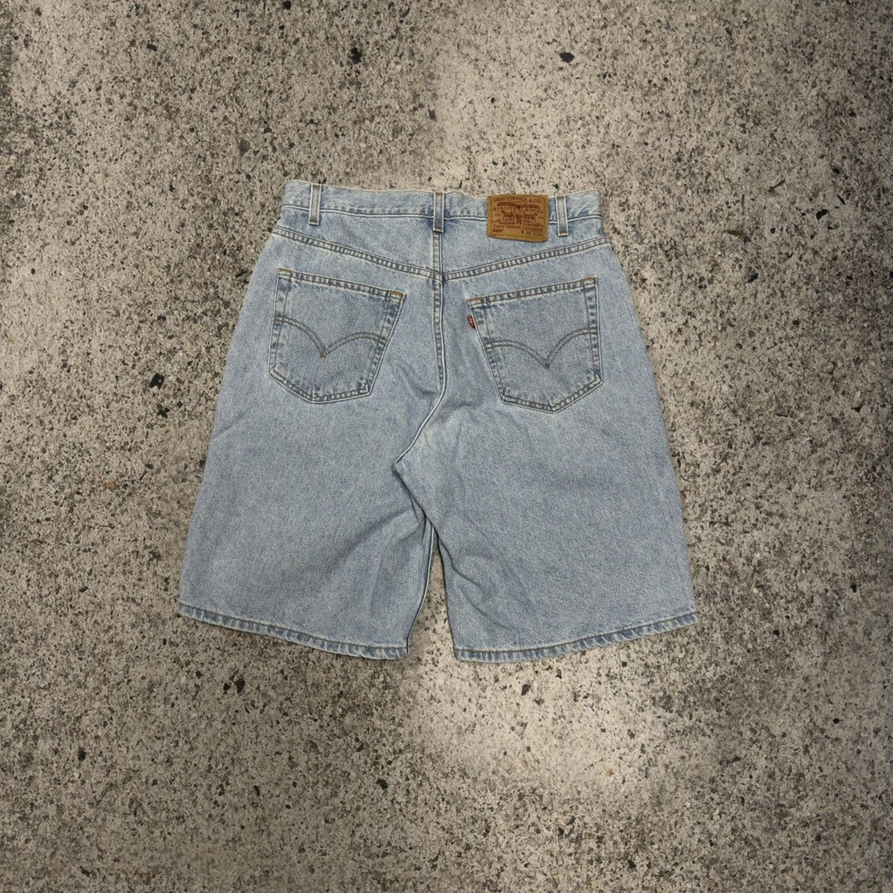 Pantalones cortos vaqueros holgados Levi's 560 de lavado claro de la década de 1990