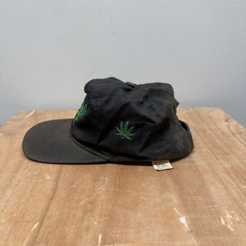 Sombrero romo con hojas de marihuana descoloridas de los años 90