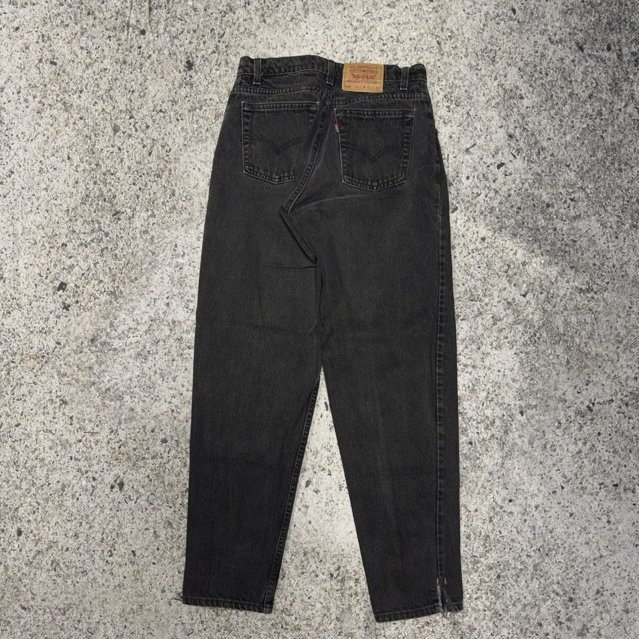Vaqueros Levi's 560 negros descoloridos y holgados de corte cónico, años 90